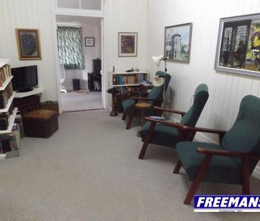 4 Bedroom, 2 Bathroom Home on 1,399 m² Block - Photo 2