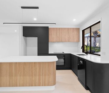 Designer Living in Prime Arundel – Just 1 km to GCUH - Photo 3