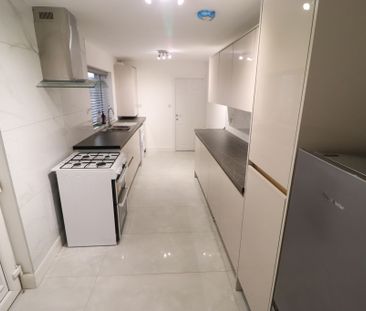 3 Bedroom Mid Terraced House To Rent - Photo 4