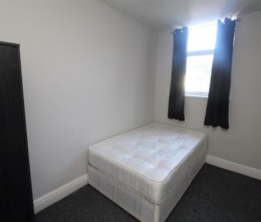 3 bedroom flat to rent - Photo 4