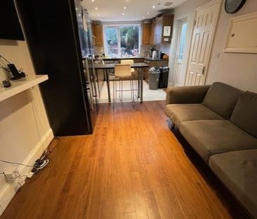 Room in a Shared House, London, SE8 - Photo 4
