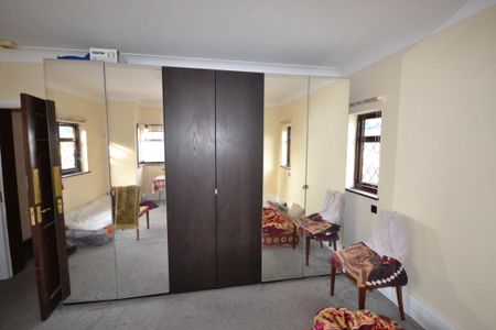 4 Bed Detached House, Aldersbrook Road, E12 - Photo 2