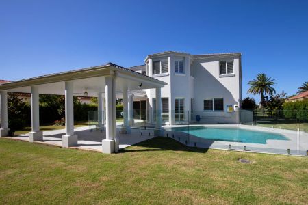 BREAK LEASE A Massively Stunning Large Family Home, Overlooking a Golf Course in the Hope Island Resort - Photo 3