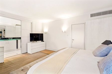 Cadogan Square, London, SW1X flat - penthouse to rent - Photo 4