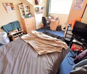 4 bedroom House in School View, Leeds - Photo 2