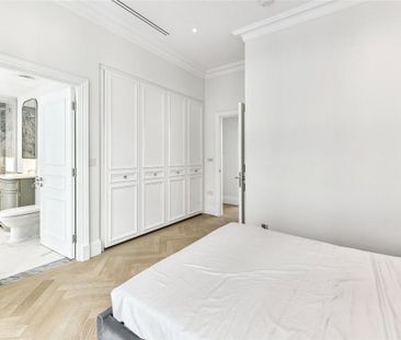 3 bedroom flat in London - Photo 1