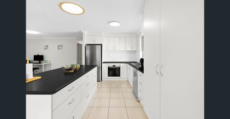 Allergy-Free Family Home with Pool – Ideal Location! - Photo 3