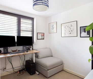 Well-located contemporary art deco style two bed apartment with sec... - Photo 4