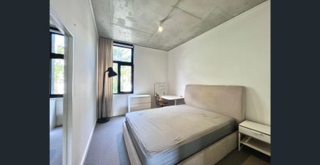 Contemporary living and convenience in acclaimed complex - Photo 3