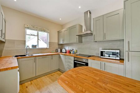 Lovely home in the charming village of Barnsley. - Photo 3