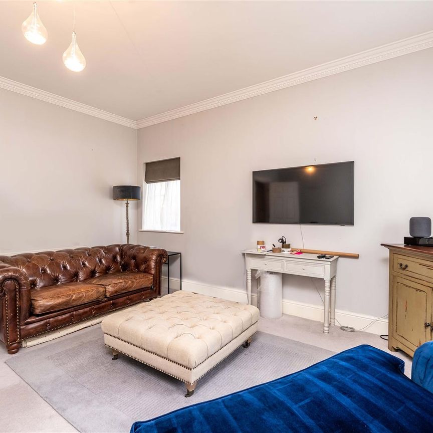 Flat To Let - Photo 1