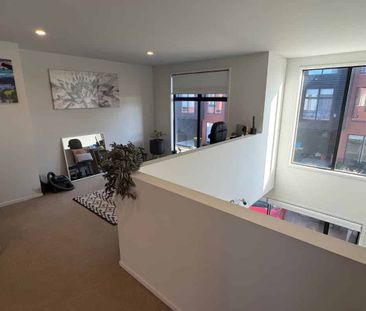 Sunny & Spacious - Photo 3