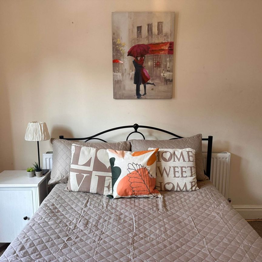 Room 1: 18 RUPERT ROAD, Guildford, GU2 7NE - Photo 1