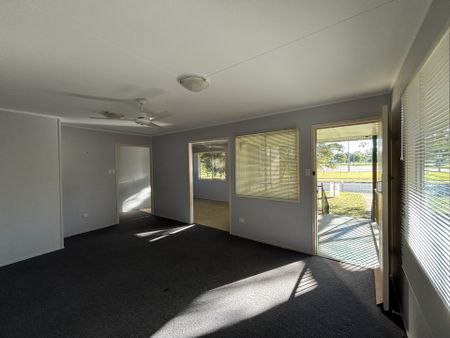 3 BEDROOM HOME - CENTRAL LOCATION! 1 Weeks Free Rent - Photo 3