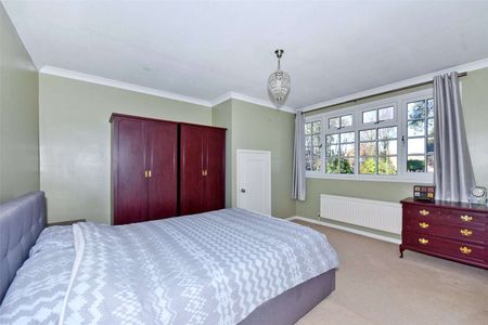 A three bedroom detached house located 2.5 miles from Wokingham town centre. - Photo 5