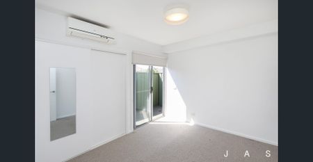 Stylish Reverse-Living Townhouse - Photo 4