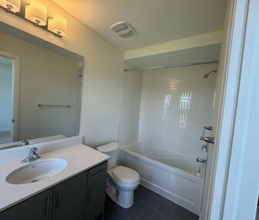 For Lease - 5 Cherry Hill Lane, Barrie, Ontario - Photo 4