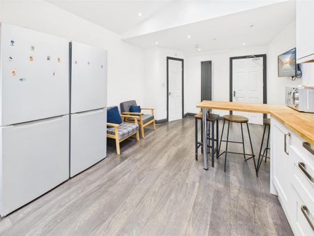 1 bedroom in a house share to rent - Photo 4