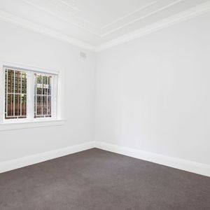 Charming Harbourside Apartment in Leafy Rose Bay - Photo 2