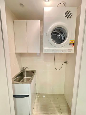 Modern 1 bedroom plus study apartment located in the heart of Zetland area. - Photo 5