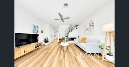 Luxurious Town Home Living, City Comfort - Photo 3