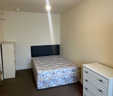 6 Bed Semi-Detached House, Yew Tree Road, M14 - Photo 5