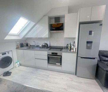 Stunning Bedroom Flat In Fairmead Crescent, HA8 - Photo 2