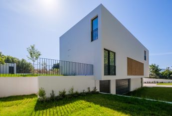 Moradia T6 de arquitetura moderna inserida no Golfe de Oeiras