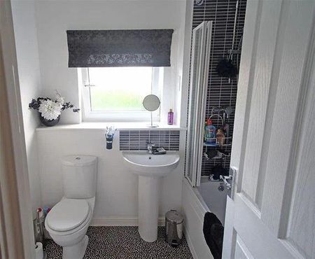 4 bedroom detached house to rent - Photo 2