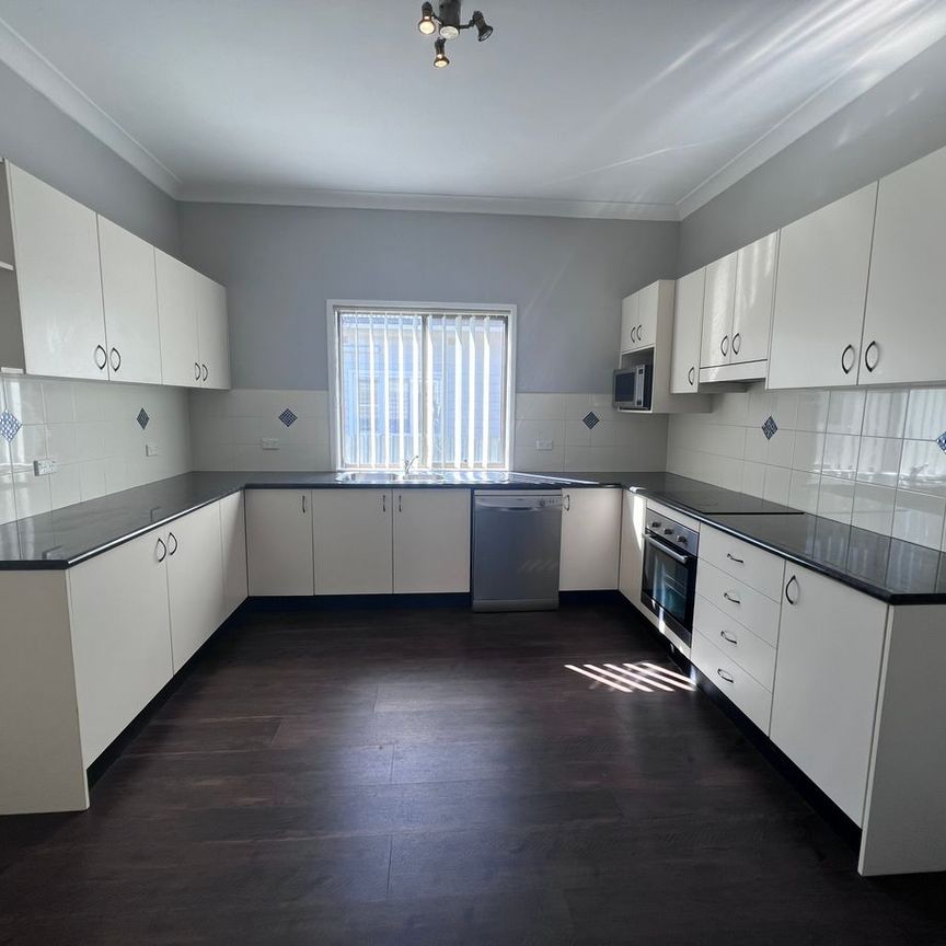 Great House in Quiet Street - Including Granny Flat - Photo 1