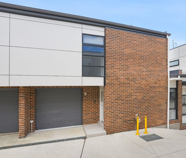 Fully Furnished, 3 Bedroom Townhouse - Photo 3