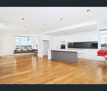 DELUXE THREE-BEDROOM APARTMENT WITH SPECTACULAR HARBOUR VIEWS - Photo 2