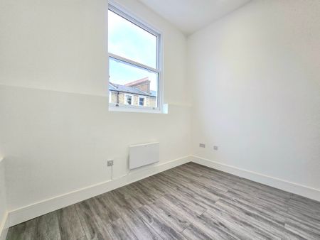 3 Bedroom Apartment, Earls Court Road, London - Photo 4