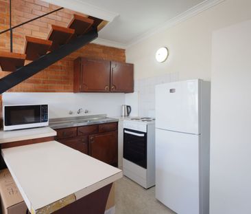 Split-Level Apartment with Private Courtyard in Prime Location - Photo 2