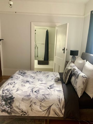 Fully furnished character home in prime location - Photo 5