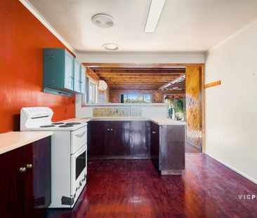 Spacious 4-Bedroom Family Home with Two Living Areas - Photo 5