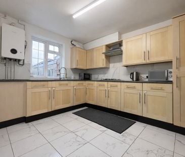 3 Bedroom House To Let - HP12 - Photo 2