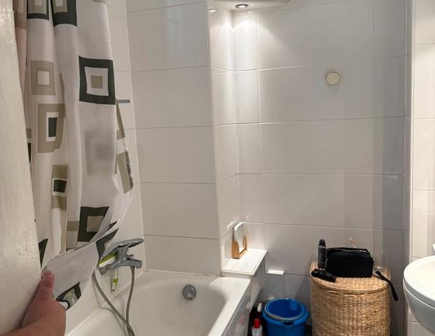 Helle 3 Zi. Wohn. in schönen Altbau - Photo 1