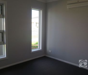 CONTEMPORARY HOME - Photo 2