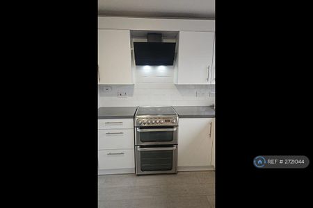 2 bedroom terraced house to rent - Photo 4