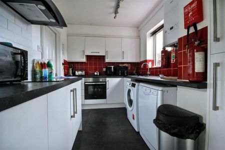1 bedroom in a house share to rent - Photo 4