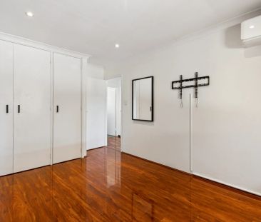 Spacious Villa with Lush Garden Courtyard and Lifestyle Appeal - Photo 2