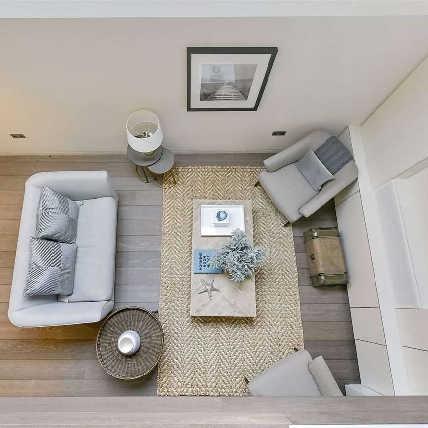 A fantastic split level one bedroom apartment situated in a prime Chelsea location just moments from all the amenities of the Fulham Road. - Photo 1