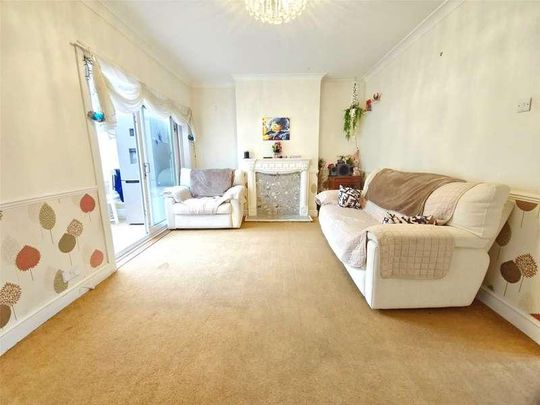 Westland Avenue, Hornchurch, RM11 - Photo 1