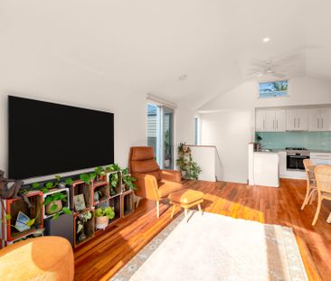 Incredible contemporary townhouse with architectural edge! - Photo 2