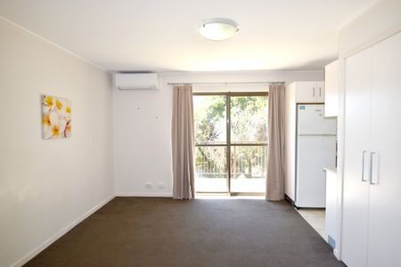 TAKE OVER LEASE :: UNFURNISHED VERY NEAT AND TIDY 2 BEDROOM UNIT WITH 2 CAR ACCOMODATION - Photo 5