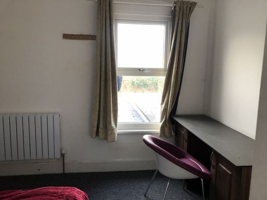 2 Bed Flat, Donnington Gardens, RG1 - Photo 1