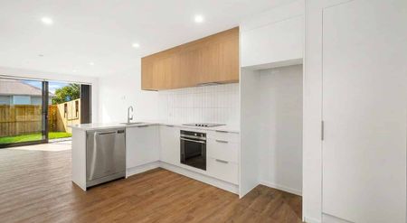 Modern, High spec Townhouse with Private Master Ba - Photo 4