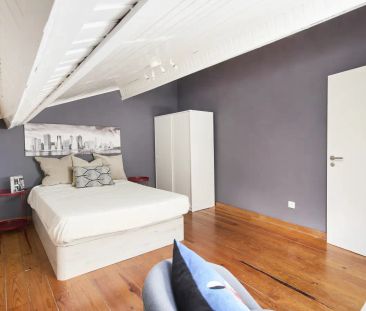 Room in a shared 13-bedroom apartment for rent in Lisbon. - Foto 5