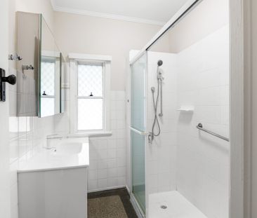 Renovated, Great Location, Air Con - Photo 6